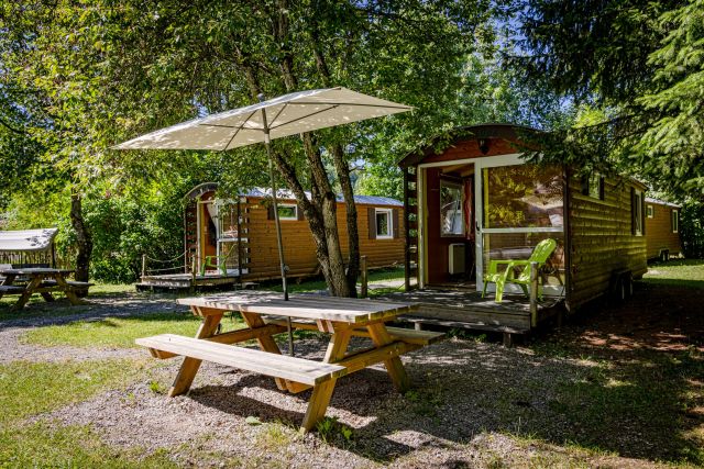 Roulotte hôtelière logement insolite - Auberge de la Riviere - 39460 Foncine-le-Haut