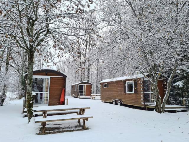 Roulotte hôtelière logement insolite en hiver, chauffage inclus - Auberge de la Riviere - 39460 Foncine-le-Haut