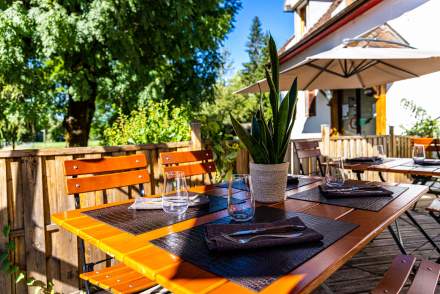 Restaurant Foncine-le-Haut, Haut-Jura · Auberge de la Rivière - Terrase