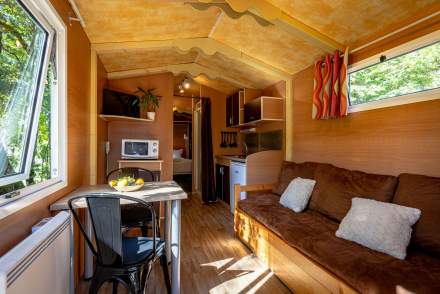 Intérieur d'une roulotte - Auberge de la Rivière dans le Jura 