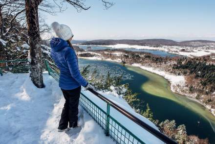 Hôtel pieds des pistes ski de fond, randonnées, Haut-Jura · Auberge de la Rivière  Belvédère des 4 lacs l'hiver dans le Jura