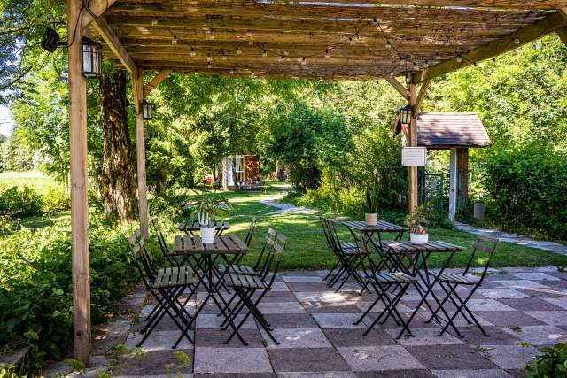 Pergola et jardin - Auberge de la Rivière - Foncine-le-Haut 39460 