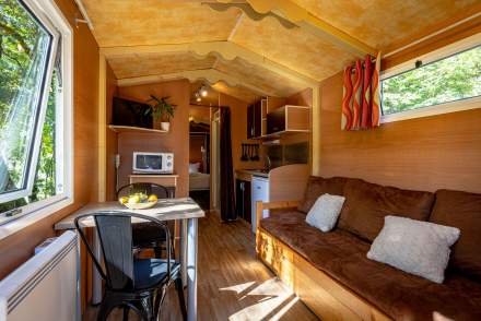 Intérieur d'une roulotte - Auberge de la Rivière dans le Jura