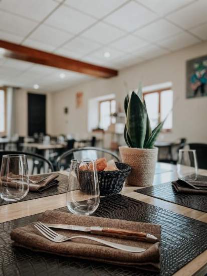 Restaurant Foncine-le-Haut, Haut-Jura · Auberge de la Rivière Salle de restaurant